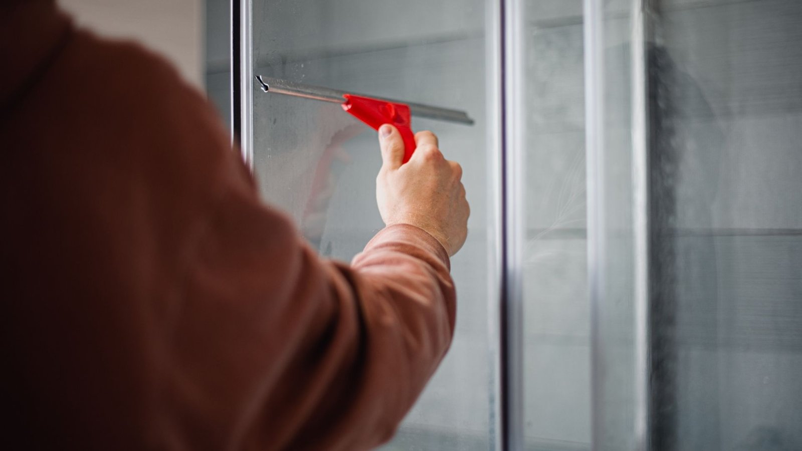 How to Remove Hard Water Stains From Shower Screens